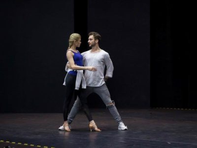 Pierwasza-milosc-Prosto-z-planu-Opozda0.jpg <br>
                     
                     