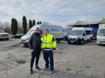 Z pomocą dla Ukrainy, 2022 <br>
                     
                    Adam Chmielewski i Valenty Borysenko – brat Rimy, który przyjechał z Irlandii, żeby pomagać swoim rodakom <br>