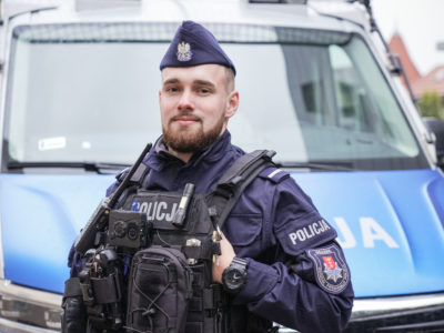 POLICJA <br>
                     
                    posterunkowy Szymon Draszanowski, policjant OPP KWP w Gdańsku <br>
