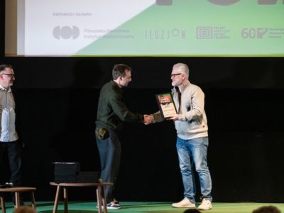 Robert Wieczorek wręcza nagrodę ATM Grupy Artemowi Rachkelyukowi <br>
                    19. edycja Przeglądu Filmów Szkoły Filmowej w Łodzi „Łodzią po Wiśle” <br>
                     